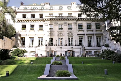 La explanada del Palacio Duhau que conecta con el nuevo edificio del hotel; en 1910 ese jardín fue parquizado por Carlos Thays
