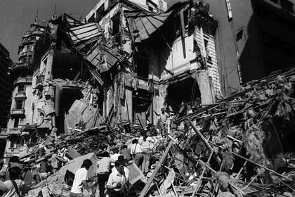 La explosión convirtió la embajada de Israel en escombros