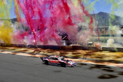 La explosión de los fuegos artificiales durante el paso del campeón Mariano Werner: con la nueva corona, Ford suma 45 campeonatos en Turismo Carretera