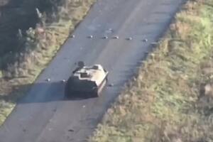 Difunden el momento en el que un tanque ruso vuela por los aires al pasar sobre una visible hilera de minas