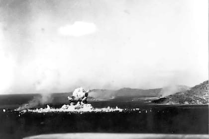 La explosión del Aikoku Maru, uno de los barcos que exploró Alejandro Dutto en su visita al atolón Truk