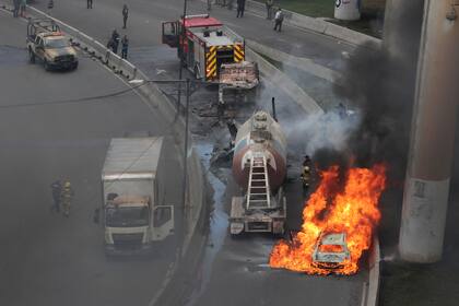La explosión del camión cisterna dejó un saldo de cuatro muertos y 90 heridos