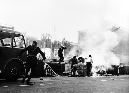 La explosión del Mercedes Benz de Pierre Levegh en la carrera del 11 de junio de 1955 fue una de las tragedias más grandes del automovilismo en la historia