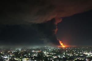 Qué riesgos puede implicar una intensa columna de humo negro