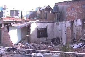 Se derrumbó una casa tras una explosión por pérdida de gas: hay cinco niños internados
