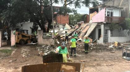 La explosión redujo a escombros la casa de la víctima fatal, y provocó daños en varias viviendas linderas: vidrios destrozados, techos derrumbados y paredes con grietas
