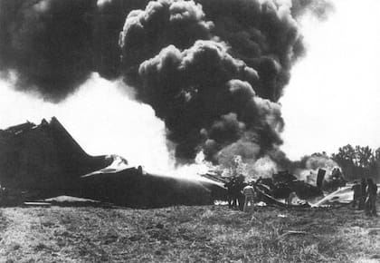 La explosión tras el estallido de la bomba colocada por Montoneros contra un avión Hércules de la Fuerza Aérea, en Tucumán, en 1975