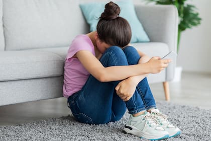 La exposición a este tipo de contenido puede afectar la calidad de los vínculos, aumenta el riesgo de uso compulsivo, dependencia emocional, aislamiento social y distorsiones afectivo-sexuales