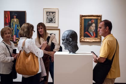 La exposición abarca pinturas, esculturas, grabados, objetos, fotografías y documentos