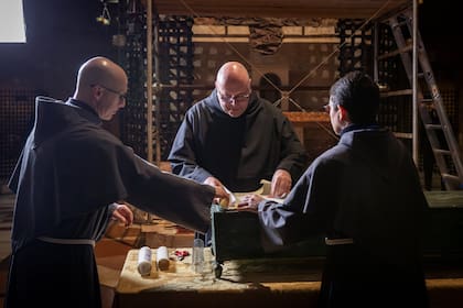 La exposición actual de los restos en Asís ameritó grandes cuidados