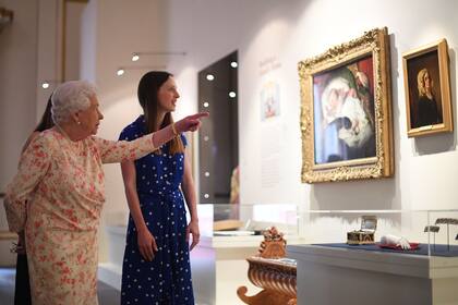 La reina Isabel II recorrió toda la exhibición
