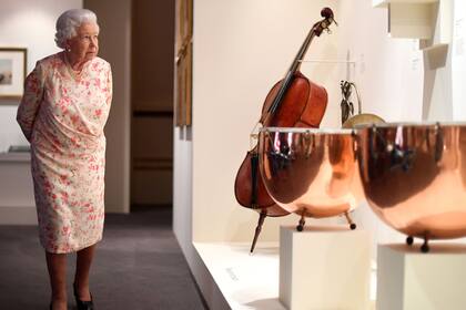 La reina Isabel II de Gran Bretaña asiste a la exposición especial que celebra el bicentenario del nacimiento de la Reina Victoria, y marca la apertura de verano del Palacio de Buckingham en Londres
