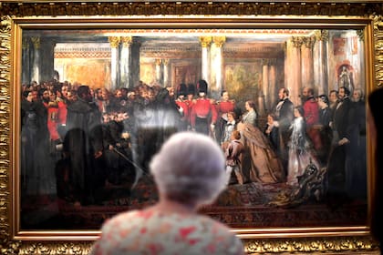 La reina Isabel II mira una pintura de la Reina Victoria junto a los heridos de la Guardia de Coldstream. Obra de John Gilbert de 1855