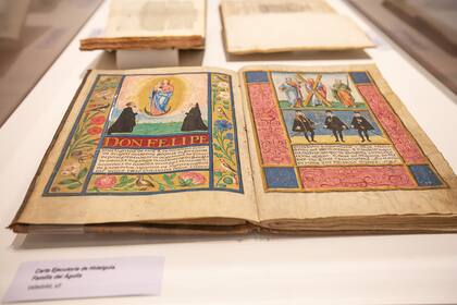 La exposición incluye ilustraciones originales, libros antiguos, primeras ediciones, ejecutorias de hidalguía, manuscritos, objetos personales, fotografías y volúmenes dedicados