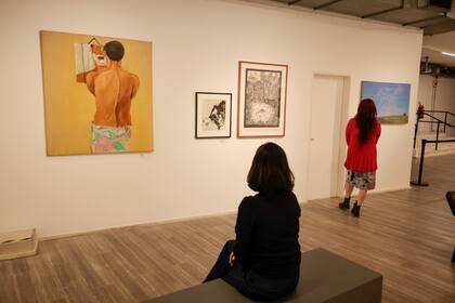 La exposición incluye un retrato de Marcia Schvartz y un paisaje de Pablo Suárez