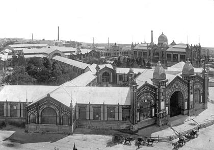 La Exposición Nacional de 1898 en plaza San Martín. Al fondo, a la derecha, se distingue el Pabellón Argentino.