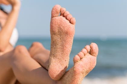 La exposición que tienen los pies durante el verano puede provocar que los talones se resequen