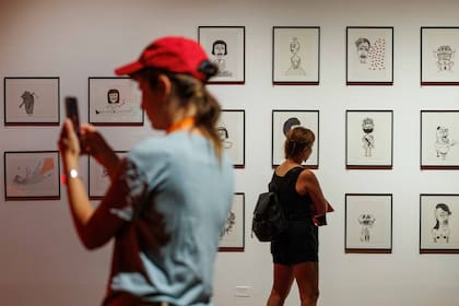 La exposición "Te amo, Mon Laferte Visual" estuvo al cuidado de Beatriz Bustos Oyadenel