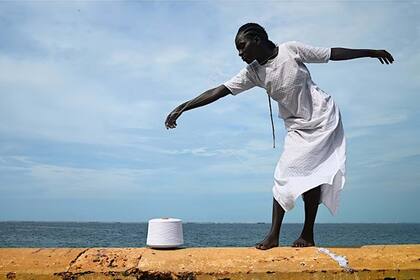 La exposición Women Walk on Water se centra en diferentes aspectos de la existencia de las mujeres y las niñas