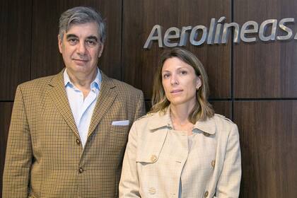 La expresidenta de Aerolíneas Argentinas Isela Costantini junto a su sucesor, Mario Dell Acqua