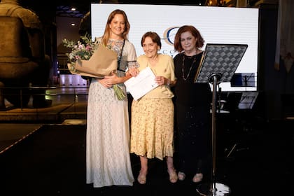 La expresidenta de ALPI, María Laura Esteves de Steverlynck, recibió un diploma de honor por su trabajo para la asociación. Así subió a recibirlo de manos de Teresa González Fernández junto a su nieta mayor, Clara Bianchetti.