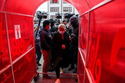La expresidenta interina de Bolivia, Jeanine Áñez, es escoltada por policías de la Fuerza Especial contra el Crimen luego de ser detenida en La Paz, el 13 de marzo de 2021