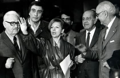La expresidenta María Estela Martínez de Perón, rodeada por Saúl Ubaldini y Arturo Frondizi, entre otros