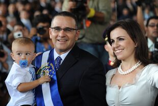 La exprimera dama de El Salvador Vanda Pignato, junto a su exmarido Mauricio Funes y su hijo Gabriel.