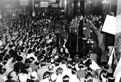 La exPrimera Dama en el recinto donde hoy debaten los legisladores, con una comitiva de trabajadores que asistieron a un encuentro