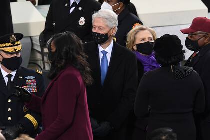La exprimera dama Michelle Obama y la excandidata Hillary Clinton, vestidas de púrpura en la asunción de Biden
