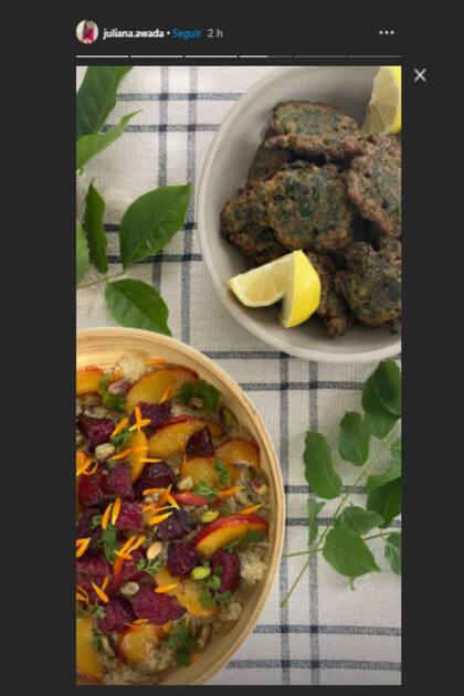 La exprimera dama preparó una colorida ensalada de quinoa, remolacha y duraznos. Además, con las hojas de la remolacha, hizo buñuelos 