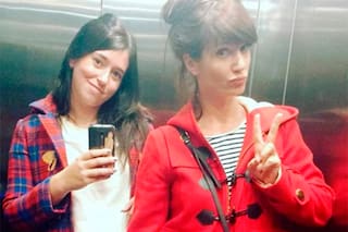 Con nuevo look, Griselda Siciliani fue al teatro a ver a su hermana Leticia