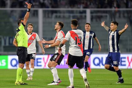 La expulsión de Peña, a los 7 minutos, le dio a River otra razón para imponerse en la escena