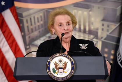 La exsecretaria de Estado Madeleine Albright habla en una conferencia de prensa con un pin que reversiona el águila calva, emblema oficial de Estados Unidos, símbolo del poder y la autoridad
