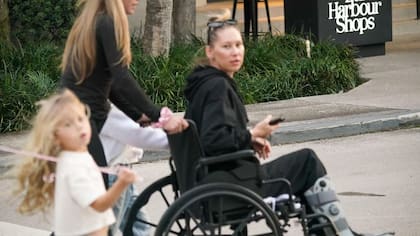 La extenista Anna Kournikova fue vista paseando en silla de ruedas por Miami a finales de enero