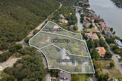 La extensa casa está dividida en tres parcelas que se puede adquirir todas juntas o por separado