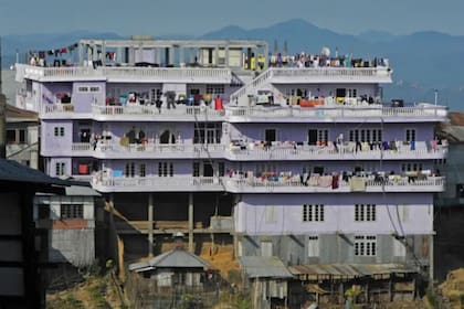La extensa familia vive en comunidad en una casa de cuatro pisos y 100 habitaciones