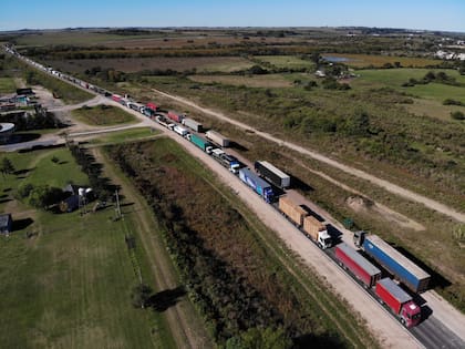 La extensa fila de camiones parados en Victoria por los cortes al tránsito