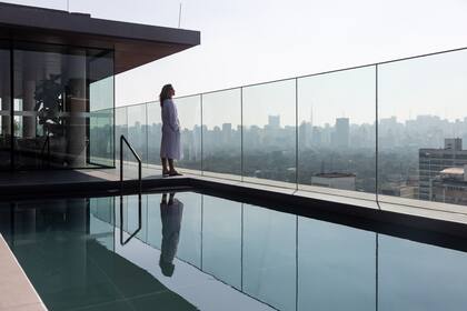 La extensa pileta del rooftop, con vista al skyline paulista.