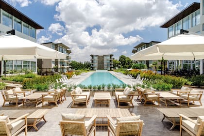 La extensa pileta exterior se completa con una versión interna in-out.