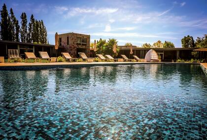La extensa piscina, aliada de los días de calor.