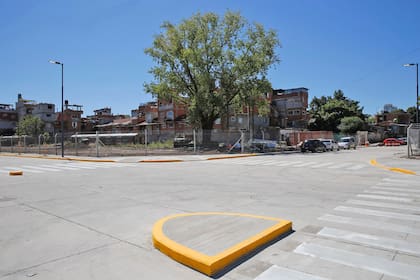 La extensión de Triunvirato tiene dos carriles en dirección a Elcano y tres que van hacia Federico Lacroze