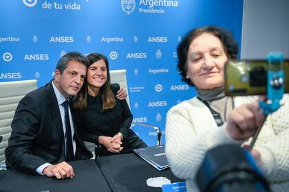 La extitular de Anses, Fernanda Raverta, y el exministro de Economía, Sergio Massa