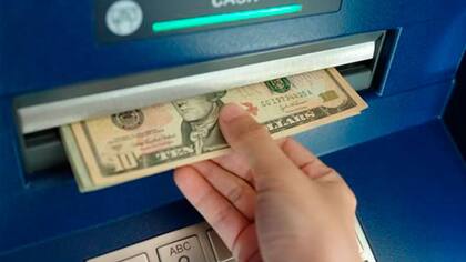 La extracción de divisas con débito en el exterio todavía no terminó de restaurarse en algunos bancos