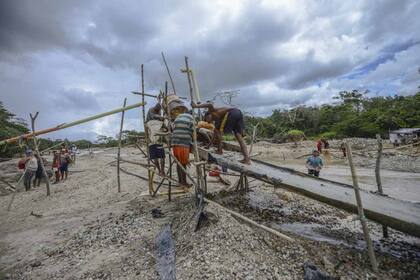 Extraer el polvo de oro es difícil y peligroso para los mineros ilegales