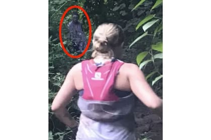 La extraña figura que irrumpió en la carrera: ¿un guardián de la isla?