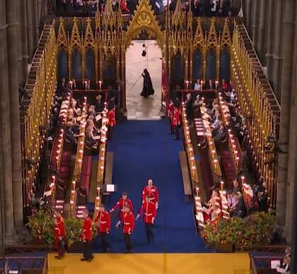 La extraña figura que rompió la monotonía de la ceremonia