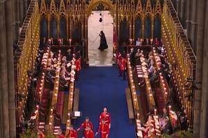 La extraña figura que rompió la monotonía de la ceremonia