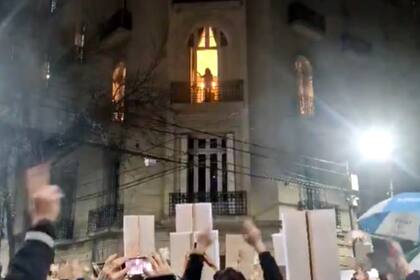 Festejos en San José 1111, donde Cristina Kirchner cumple con su detención