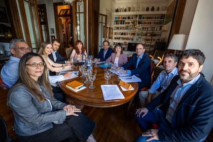 La exvicepresidente Cristina Kirchner recibió el lunes a un grupo de economistas en San José 1111, donde cumple prisión domiciliaria